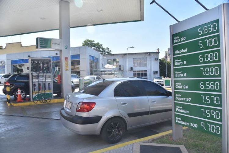 Emblemas se van sumando a la baja de los combustibles