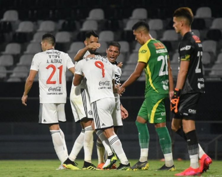 Dos goles de cabeza enderezan el camino de Olimpia