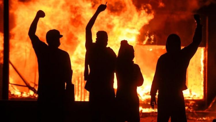 Los disturbios marcaron la sexta noche de masivas manifestaciones en Estados Unidos contra el racismo